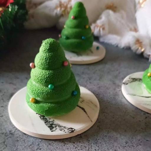 Entremets individuels sapins de Noël framboise amande vanille
